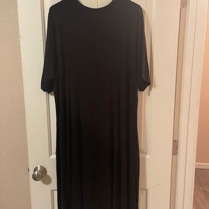 Super soft rounded bottom scoop neck tee!